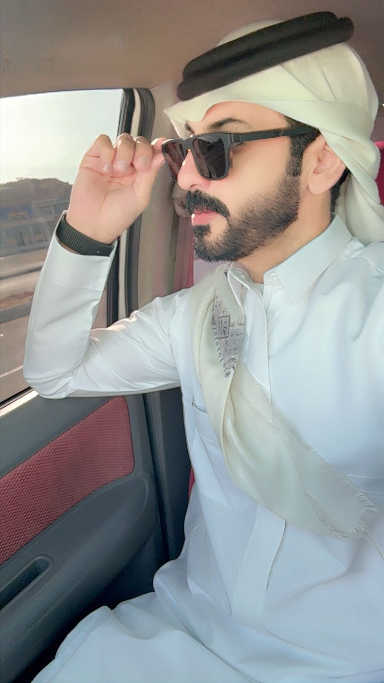 المودل / عايش المكايل